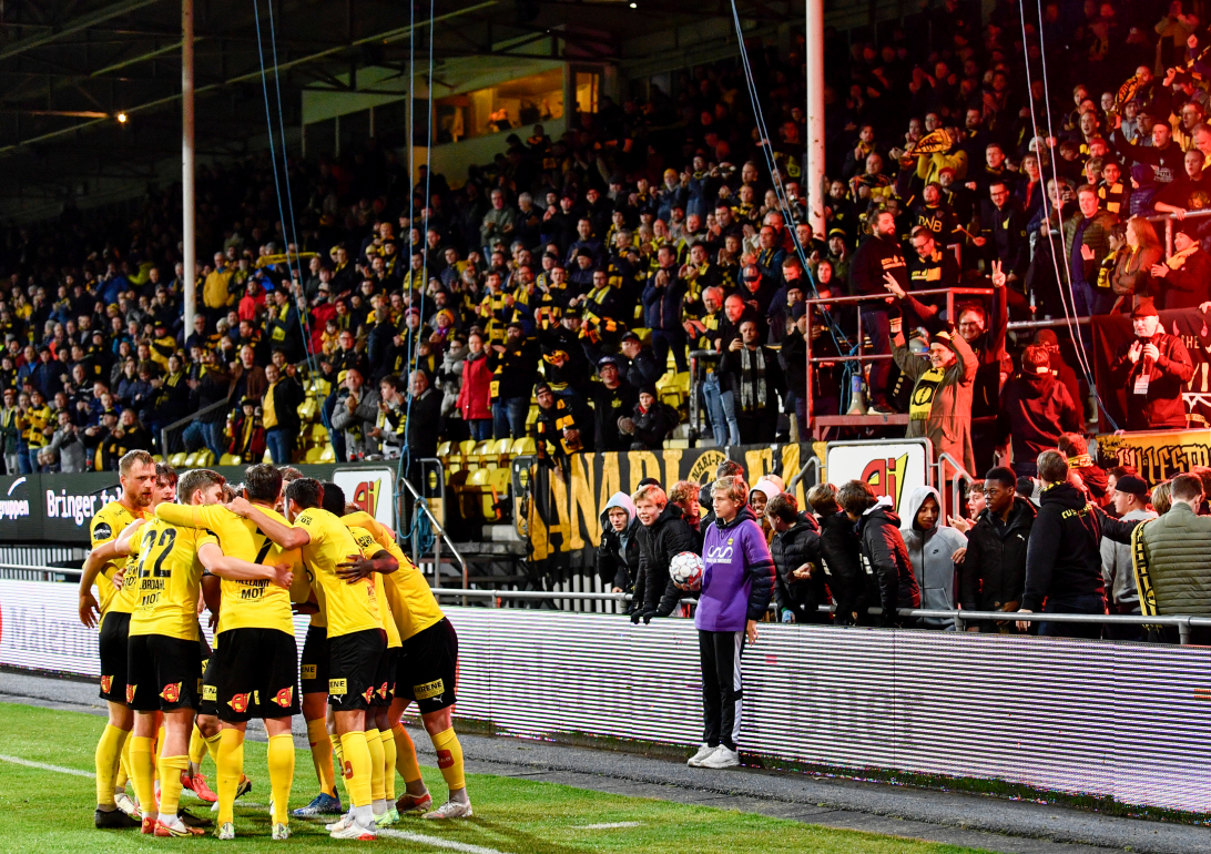 LSK-spillere samles foran supportere